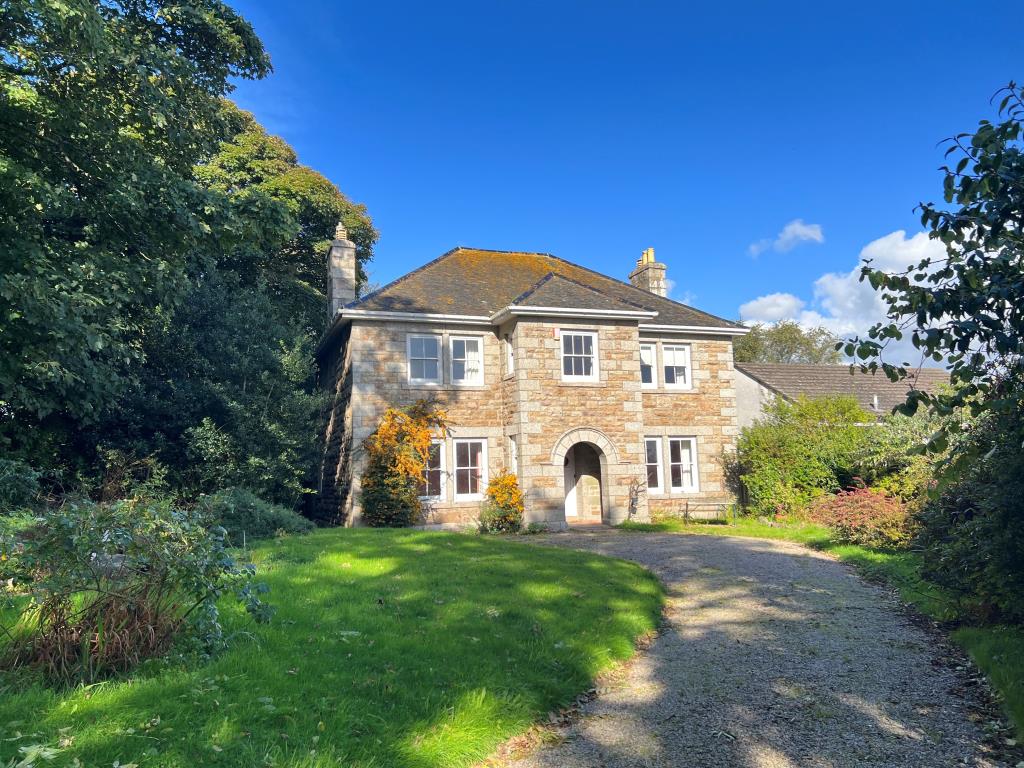 Lot: 25 - DETACHED HOUSE FOR IMPROVEMENT ON GOOD SIZED PLOT -